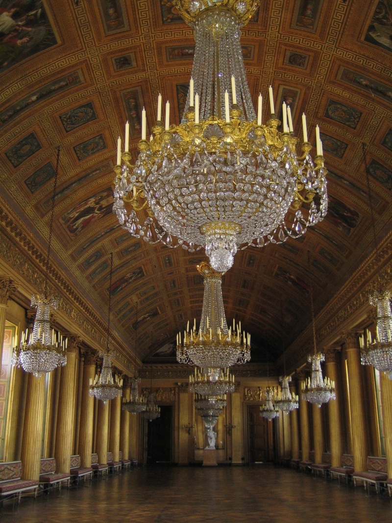 lighting equipment, ceiling, chandeliers, ornate, chandelier, wealth, architectural Column, decoration, famous Place, built structure, ballroom, compiègne