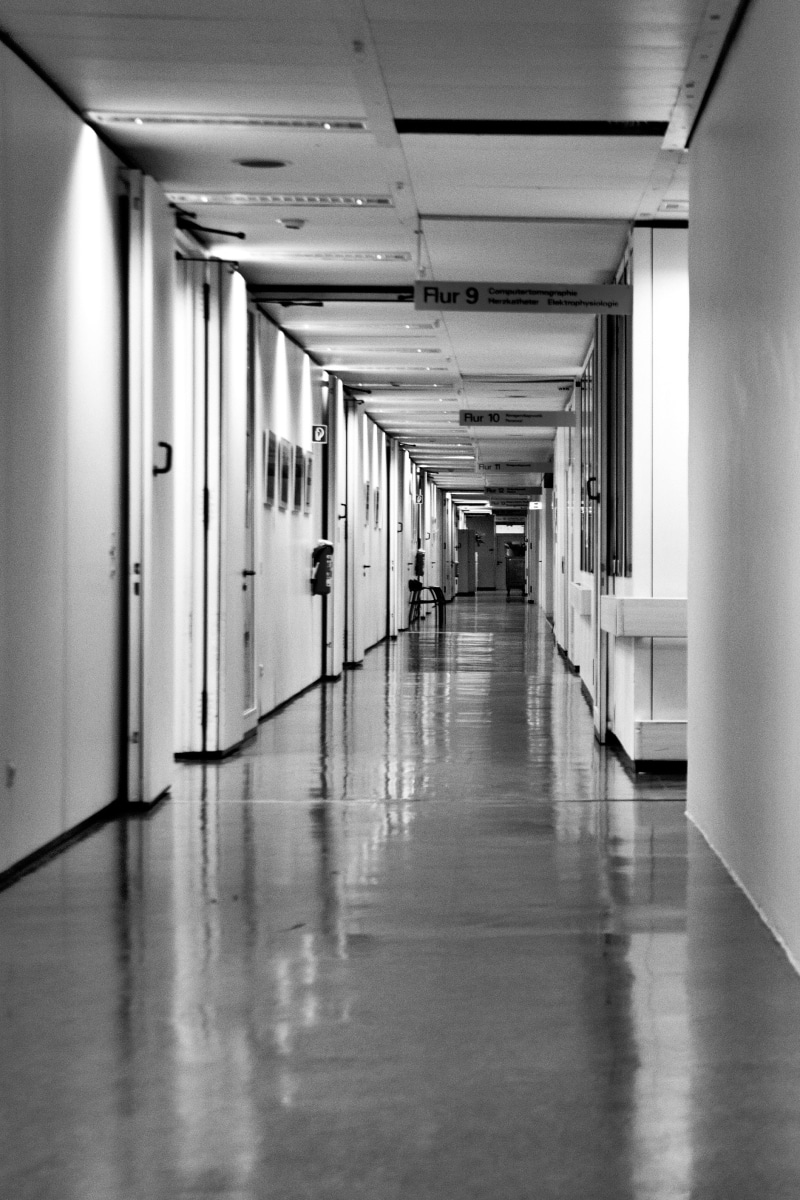 diminishing perspective, illuminated, architecture, built structure, absence, arcade, lighting equipment, no People, ceiling, building, hospital corridor