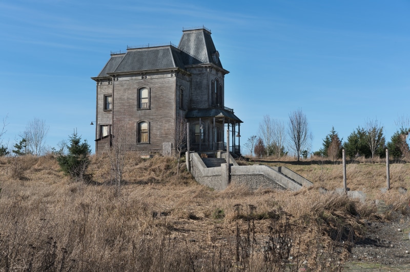 concrete, land, bates, daytime, built structure, field, hitchcock, day, rural Scene, motel, brown, norman bates, architecture, outdoors, story, blue, sunlight