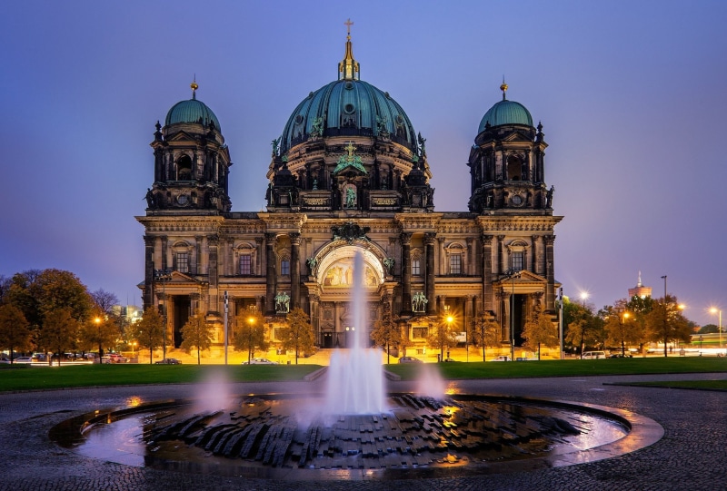 building, architecture, outdoors, building exterior, religion, spraying, place of worship, nature, travel destinations, dome, tourism, Berlin, belief, water
