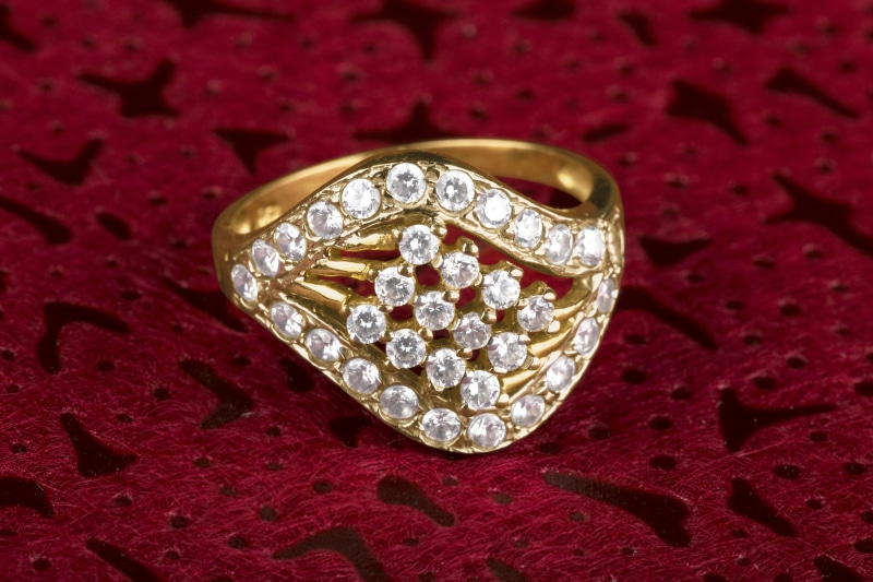 shiny, engagement, red, wedding rings, design, still life, indoors, ring, marriage, gold, diamond jewelry, diamond ring, no people, expensive, close-up