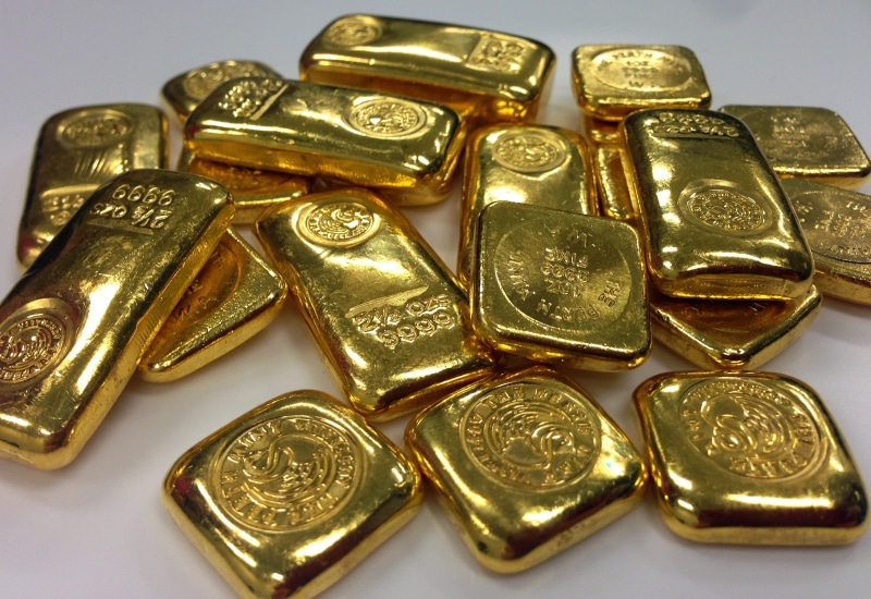 metal, finance, gold, bullion, ingot, table, shiny, bar of gold, gold bar, studio shot, close-up, business, indoors, group of objects, still life, high angle view