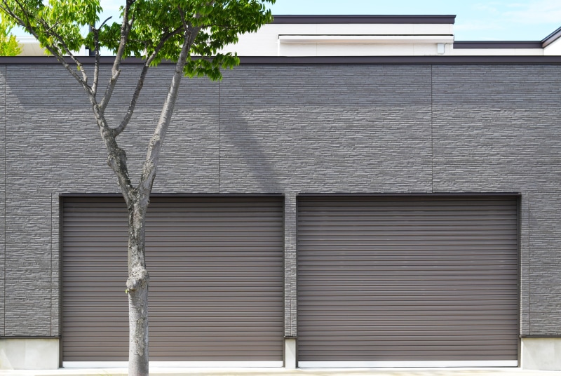 roof, 5K, shutters, japan, garage, wall - building feature, closed, low angle view, house, walk, grey, residential district, shutter, plant, sycamore