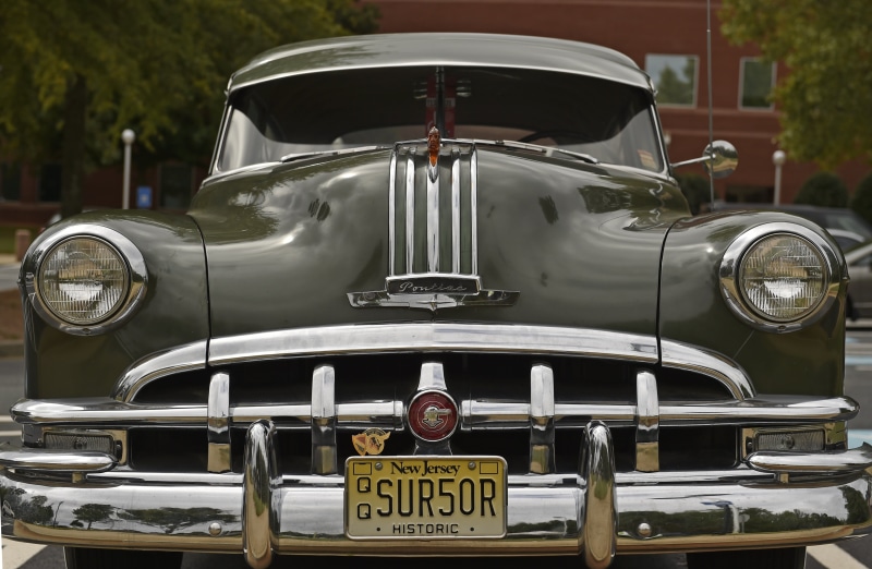 focus on foreground, motor vehicle, old-fashioned, streamliner deluxe, car, vintage Car, stationary, 4K, no people, text, classic, mode of transportation