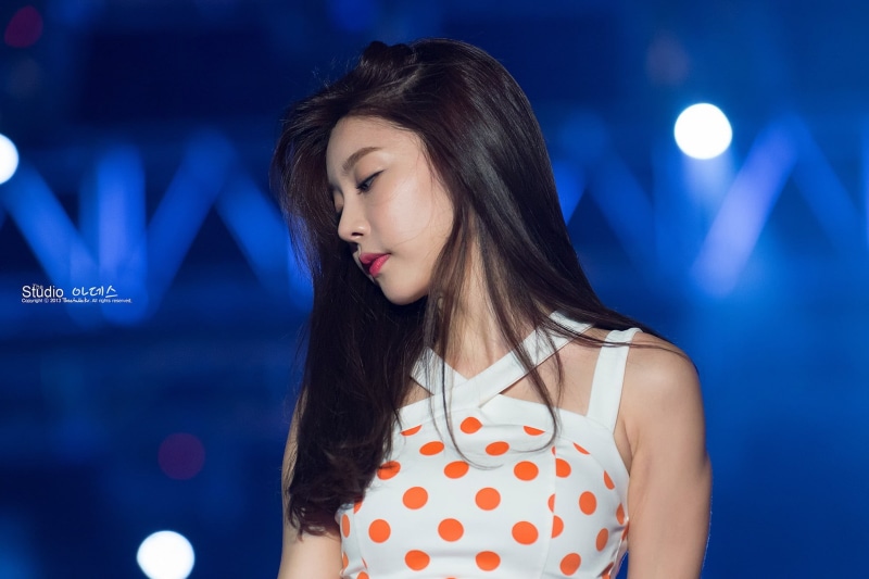 polka dot, young women, leisure activity, focus on foreground, Asian, casual clothing, young adult, illuminated, adult, 1080P, Sojin, blue, one person