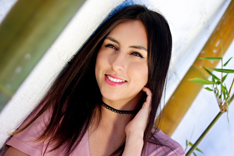 t, lining, 5K, person, front view, lifestyles, fashion, long hair, smiling, cheerful, eyes, Female, pink, body part, one Woman Only, emotion, casual, hairstyle