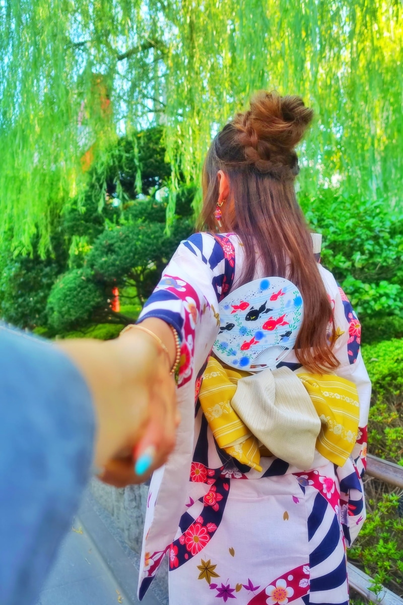 caucasian Ethnicity, floral pattern, near, blue dress, two People, real people, outdoors, human body part, tree, positive emotion, nature, and blue, day