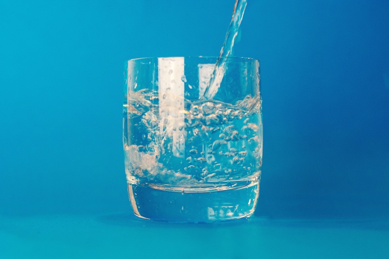 no people, cold temperature, pouring, frozen, carbonated, drinking, indoors, household equipment, colored background, liquid, 5K, clear, non-alcoholic beverage