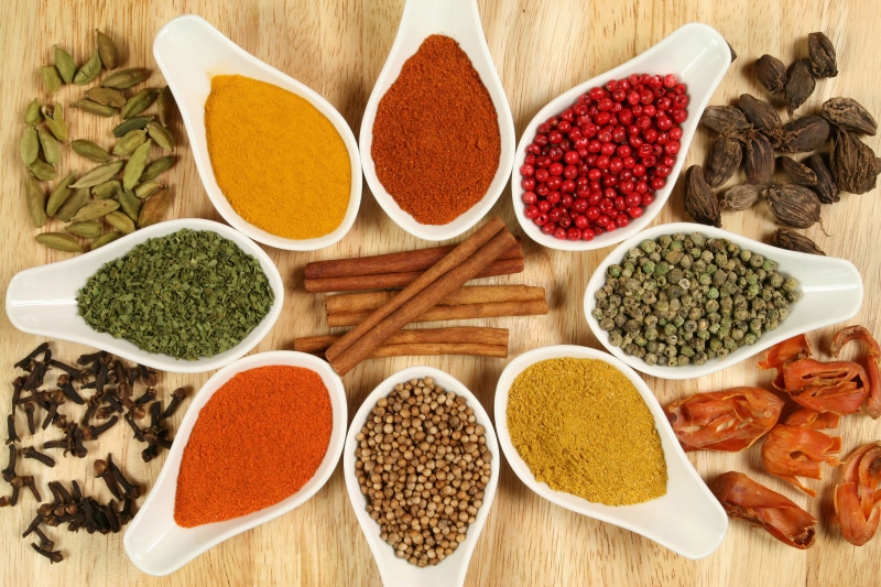 table, carnation, black pepper, red pepper, cinnamon, bowls, 5K, spices, curry
