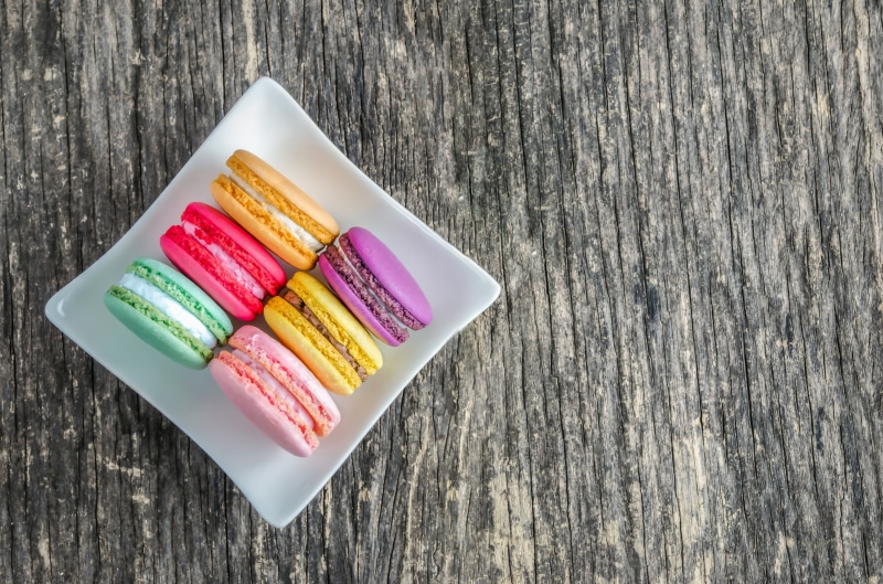 cakes, french, sweet, colorful, wood, 4K, dessert, macaron, macaroon