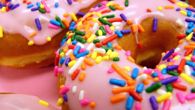 dessert, selective focus, 1080P, cake, indulgence, closeup, candy, baked, freshness, sweet food, ready-to-eat, unhealthy eating, food and drink, sprinkles