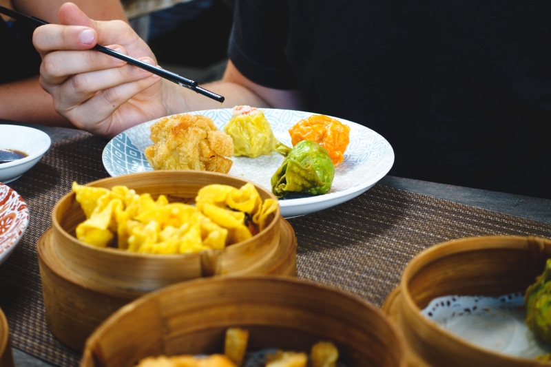chinese food, sum, steamed, dumpling, eating, restaurant, holding, indoors, ready-to-eat, meal, chinese, one person, eating out, selective focus, dim sum