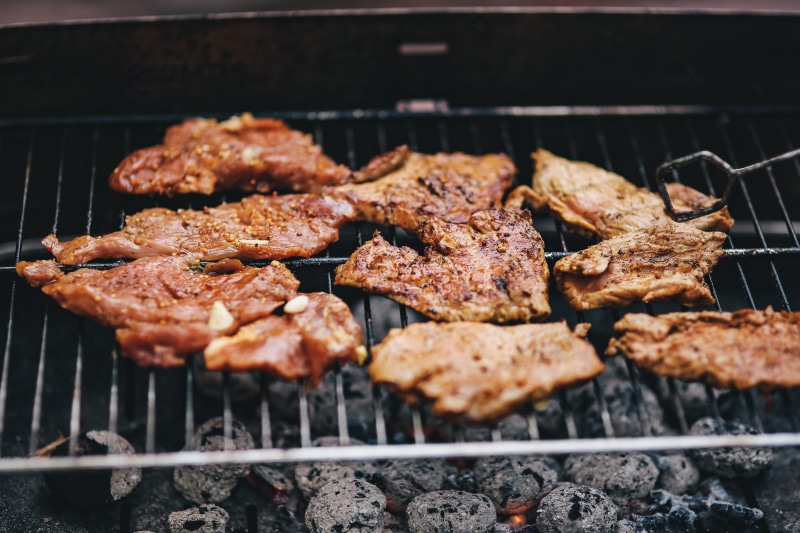 freshness, food and drink, kielbasa, sausages, close-up, steak, outdoors, fire - Natural Phenomenon, barbecue Grill, 4K, grill, grate, cooking, metal
