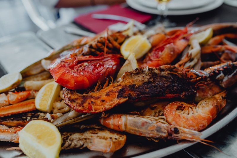 dish, lunch, freshness, healthy eating, selective focus, big, fruit, barbecue, ready-to-eat, plate, no people, contain, restaurant, meal, mixed, indoors