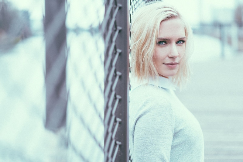 Eva Mikulski, depth of field, blonde, women, 1080P, face, blu eyes, portrait, women outdoors