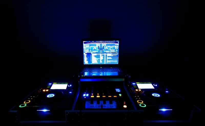 dark blue, modern, dj, 4K, indoors, computer equipment, no people, flat, close-up, screen, machinery, technology, illuminated, connection, blue, copy space