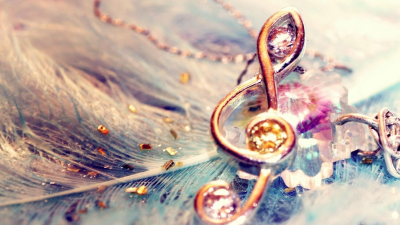 still life, table, feather, violin key, treble clef, selective focus, shine, luxury, focus on foreground, necklace, gold, shiny, jewelry, water, medal