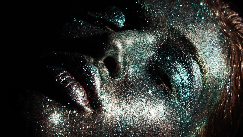 mystery, real people, one person, glitter, human body part, indoors, black background, close-up, creativity, handprint, 1080P, night, abstract, human hand