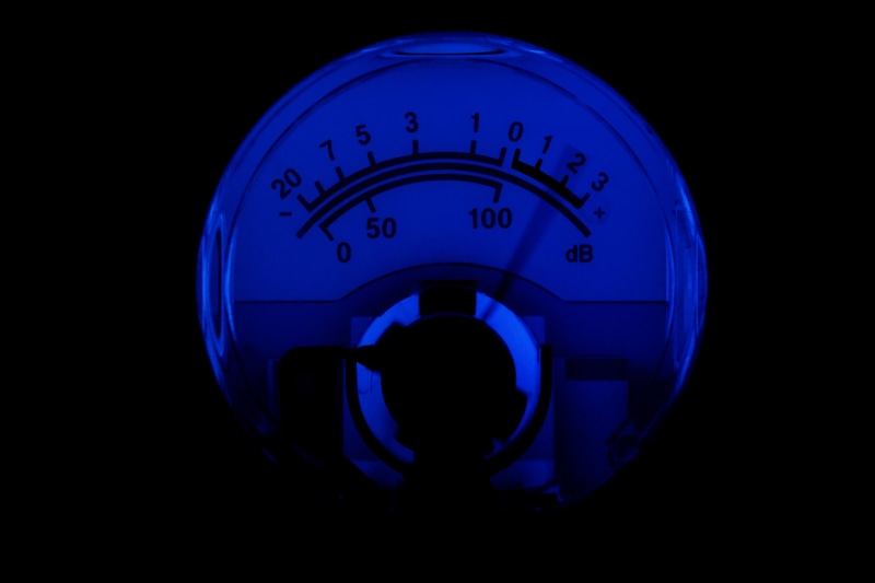 vu, amplifier, no people, copy space, clock, studio shot, instrument, volume, technology, glowing, shape, blue, circle, 2K, db, power, audio, analog, needle