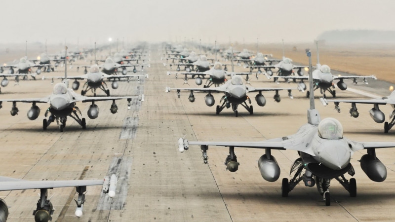 fighter, in a row, General Dynamics F-16 Fighting Falcon, 1080P, aerospace industry, runway, nature, military, stationary, army, outdoors, airport, high angle view