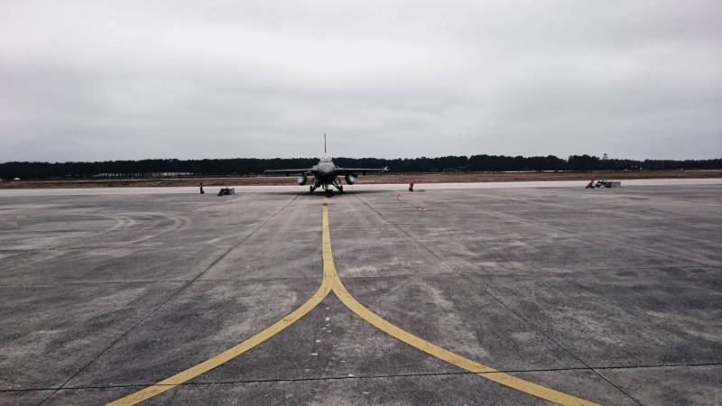 arrival, black, road, road marking, incidental people, 4K, military aircraft, asphalt, travel, jet fighter, General Dynamics F-16 Fighting Falcon, dividing line