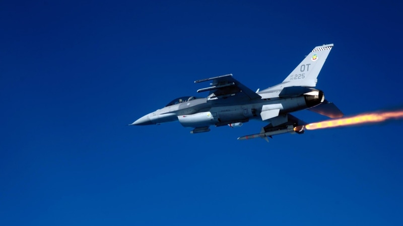 airplane, military, outdoors, fighter plane, day, mid-air, military aircraft, on the move, army, air vehicle, flying, copy space, transportation, blue