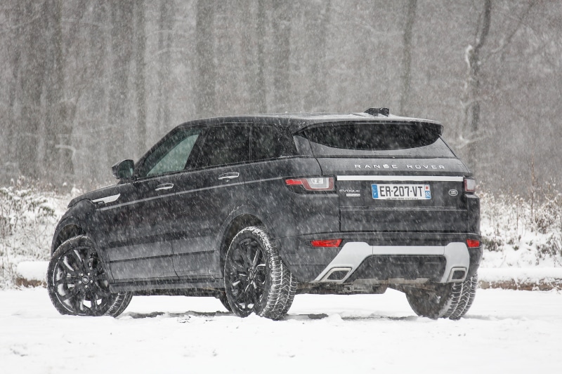 land, 4K, cold temperature, cars, car, extreme weather, outdoors, range rover evoque, land vehicle, white color, snowing, hd, mode of transportation, day
