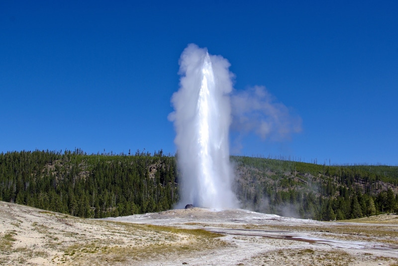 volcanic, national, basin, yellowstone, scenics - nature, hot, faithful, erupting, upper, fountain, white, splashing, outdoors, non-urban scene, old, geyser