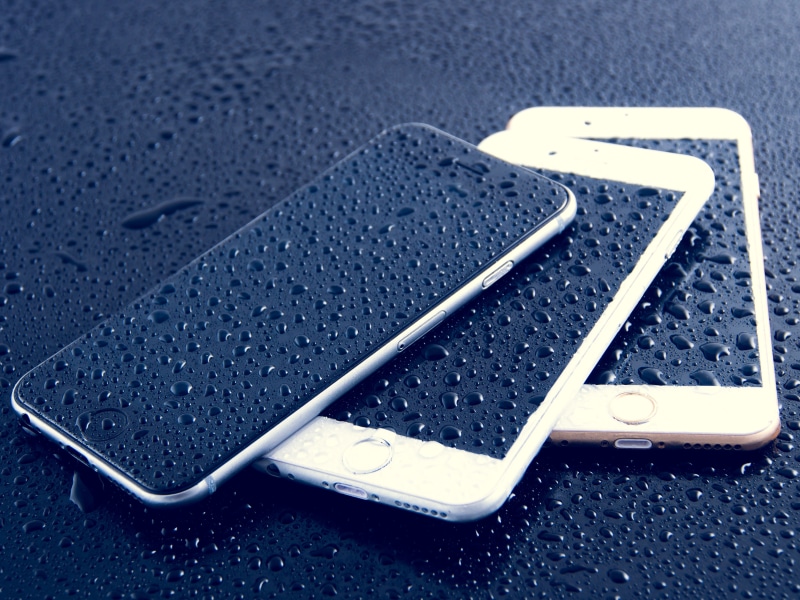 android, selective focus, single object, personal accessory, focus on foreground, gray, day, wireless technology, keyboard, close-up, three, space, mobile phone