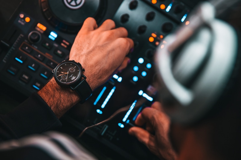 input, media, button, buttons, men, level, 2K, background, finger, holding, mixing, turn on the music, editor, adjusting, sound, musician, control panel
