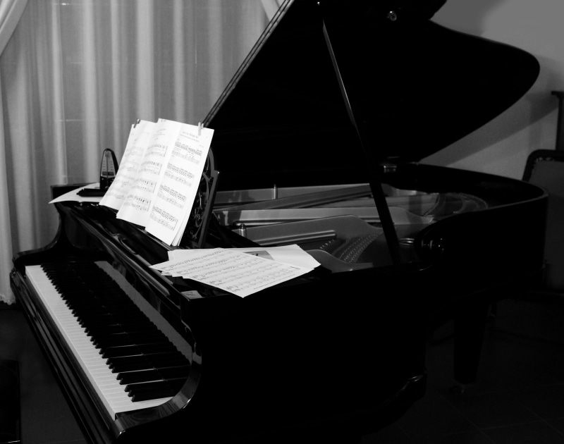 4K, skill, musical instrument, keyboard instrument, dampers, keyboard, stage, indoors, musical equipment, no people, strings, performance, soundboard