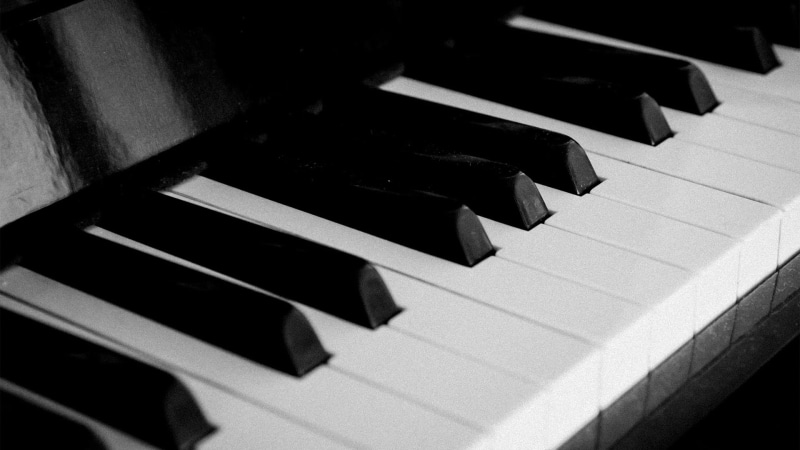 black, synthesizer, classical music, device, laptop, white color, key, 1080P, technology, typing, no people, piano key, instrument, stringed instrument