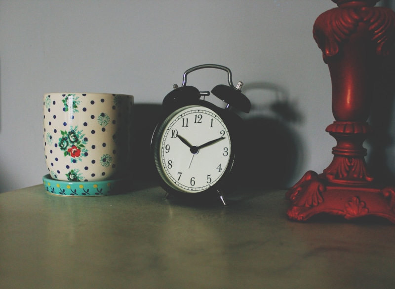 minute hand, bokeh, clock face, vase, twin, clock, number, things, white, pattern, close-up, antique, lamp, old-fashioned, bedside, home interior, wall - building feature