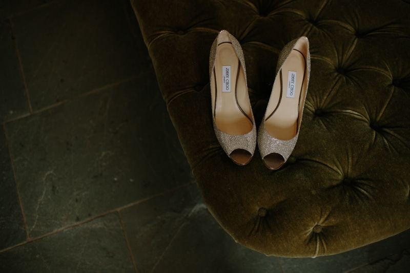 day, casual clothing, lifestyles, open, 5K, tufted, gray, human limb, beige, close-up, human leg, heeled, leather, Shoes, personal accessory, Choo Choo