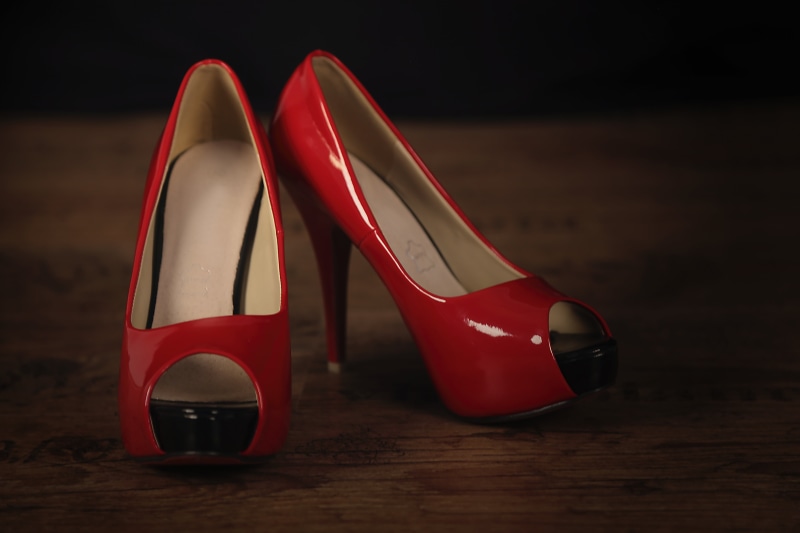 hochhackig, dress shoe, focus on foreground, night, womens shoes, luxury, shoe, shoes, red, fashion, no people, sandal, pumps, 5K, elegance, two objects
