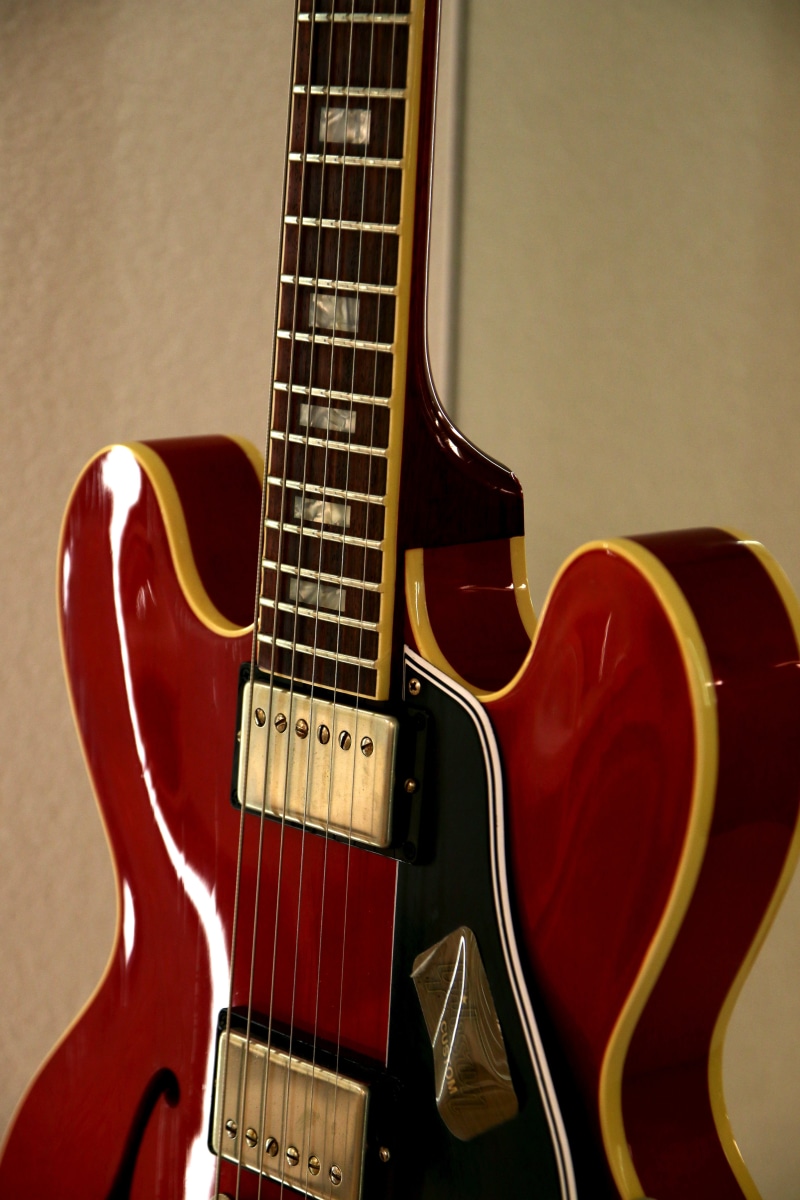brown, guitar, string Instrument, rock, soundbody, single object, arts culture and entertainment, dreadnought, wall - building feature, rock Music, fretboard