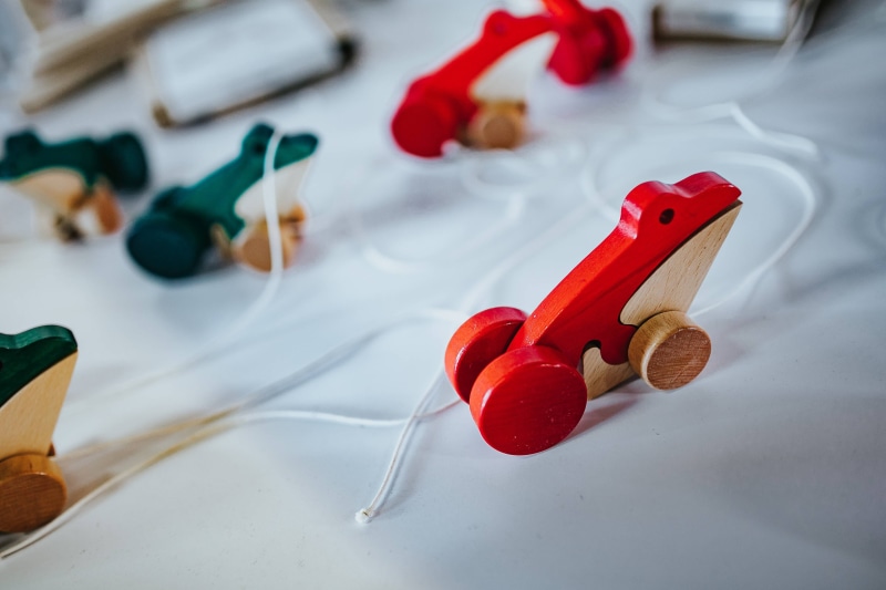 table, wooden, frog, toy, 4K, day, large group of objects, red, focus on foreground, frogs, sewing, scissors, creativity, strings, paper, holiday, equipment