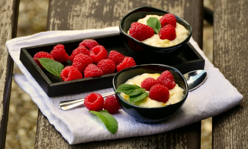 summer, red, wood - material, wreak, fruits, tray, wellbeing, close-up, raspberry, no people, freshness, black, food and drink, indulgence, ceramic, strawberry