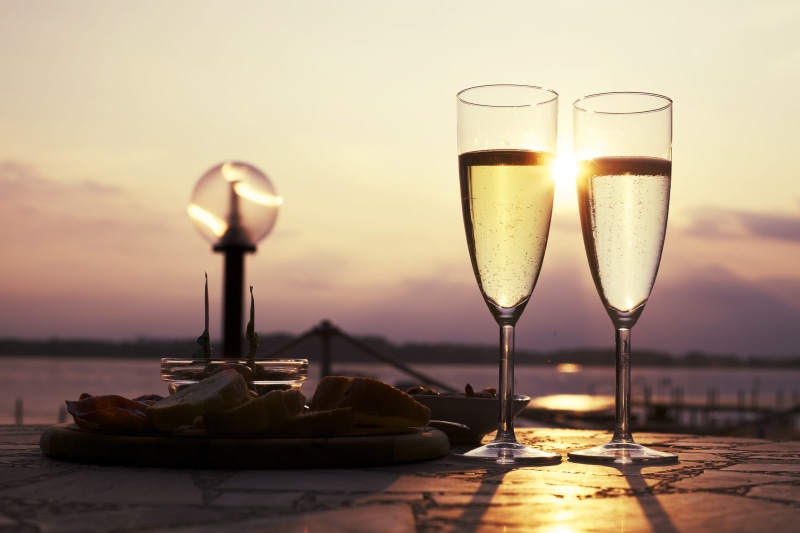 no people, sparkling, 5K, still life, beauty in nature, drinking glass, sparkling wine, freshness, prosecco, stem, table, transparent, sky, glasses, food and drink