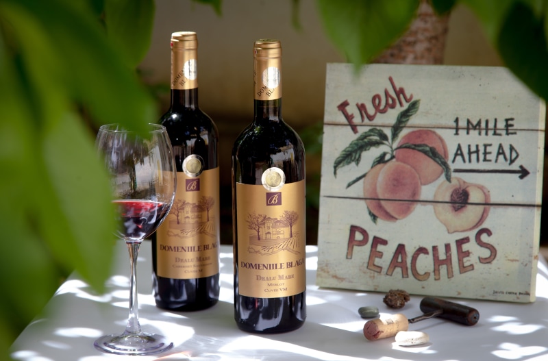 no people, wooden, wine glass, western script, beside, alcoholic beverage, food, cork - stopper, food and drink, text, taste, clear, alcohol, 5K, wine