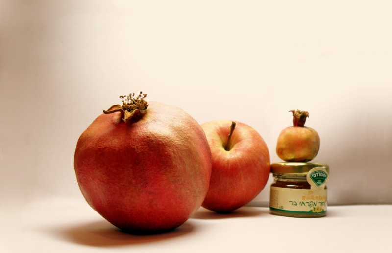 shana  tova, pomegranate, beside, bottle, Israel, surface, white, ripe, wooden, New Year, organic, healthy Eating, honey, fruit, apple - Fruit, dieting