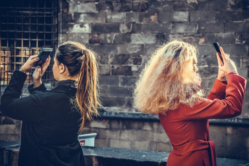 photo, Barcelona, technology, two people, gothic quarter, photo messaging, portable information device, tourists, red, lifestyles, togetherness, street photo