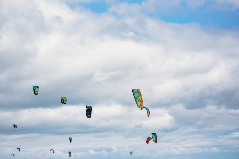 flying, holidays, green color, surf, adventure, sky, parachuting, waterscape, water sports, hobbies, environment, gliding, outdoors, sport, cloud - Sky