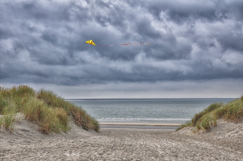 beauty in nature, dragons, vapor trail, horizon, flying, transportation, rest, no people, airplane, 4K, kite - toy, sand, scenics - nature, water, netherlands