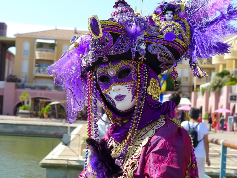 disguise, stage Costume, carnival of venice, lifestyles, venetian mask, person, building exterior, parade, festival, traditional Festival, focus on foreground