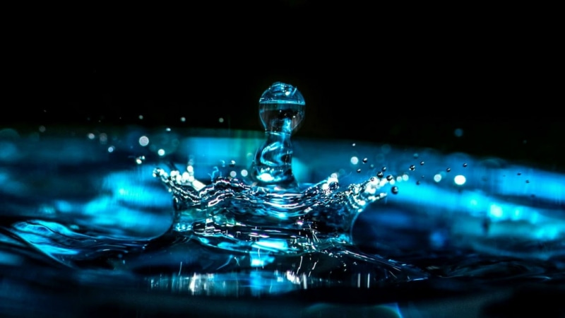 black background, crown, splashing, falling, splash, water, 1080P, special effects, purity, waterfront, motion, reflection, waterdrop, close-up, indoors