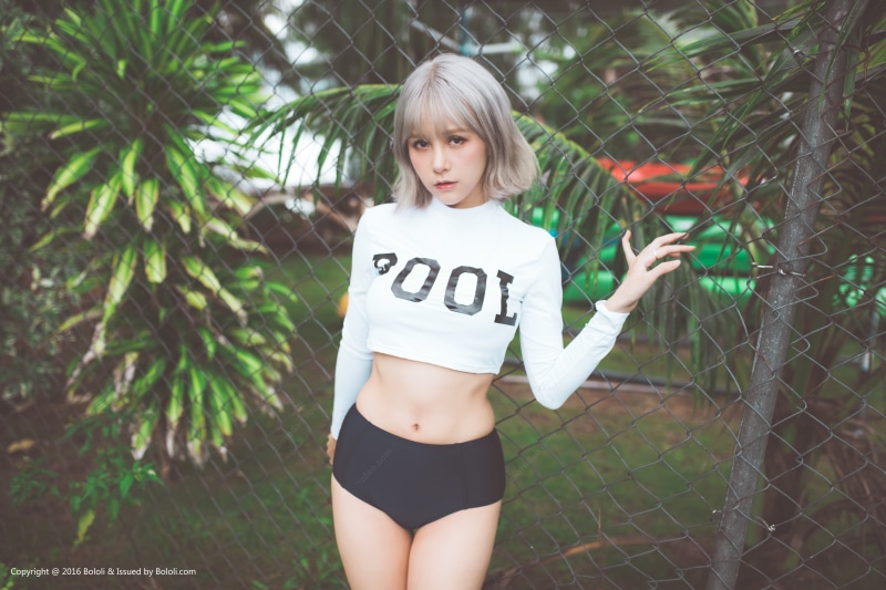 Xià Měi Jiàng, lifestyles, teenager, beautiful woman, petite, women, one person, model, young women, front view, fence, three quarter length, text, casual clothing