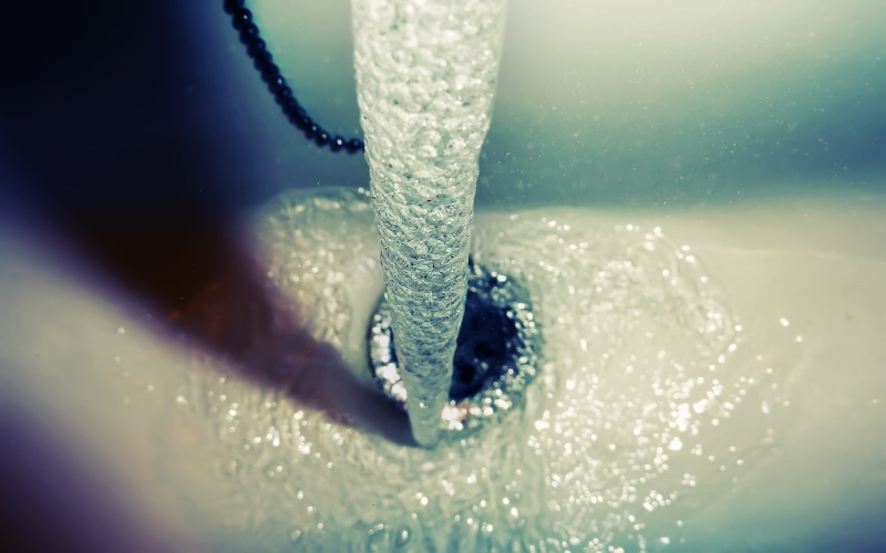 chains, close-up, indoors, nature, blue, focus on foreground, underwater, metal, vortex, selective focus, motion, drink, sink, flowing water, 2K, wet