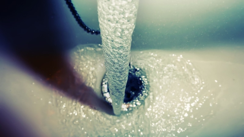 chains, shiny, 1080P, shadow, cold temperature, underwater, water, selective focus, ice, vortex, indoors, drains, blue, nature, motion, drop, bubbles