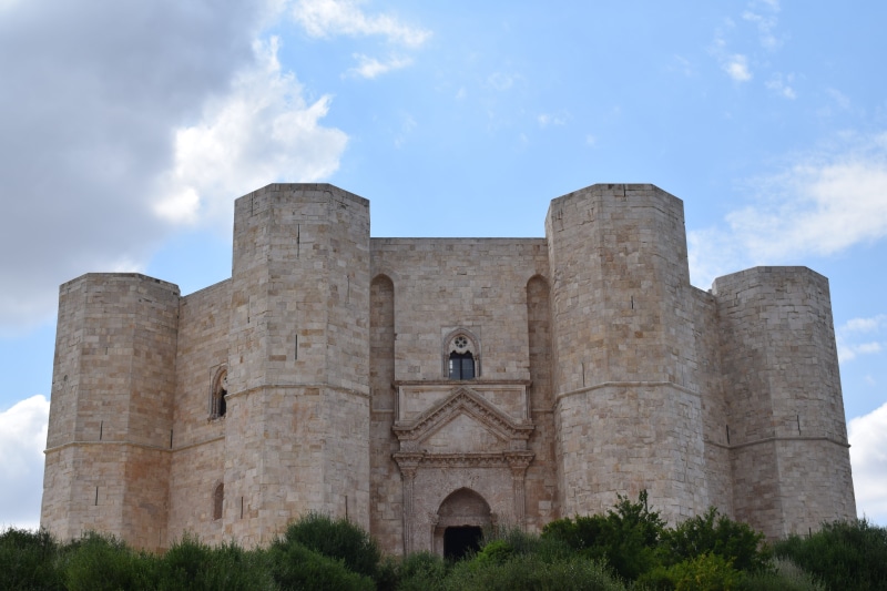 the past, building exterior, castel del monte, puglia, italy, ancient, history, octagon, cloud - sky, low angle view, nature, regular, ancient civilization